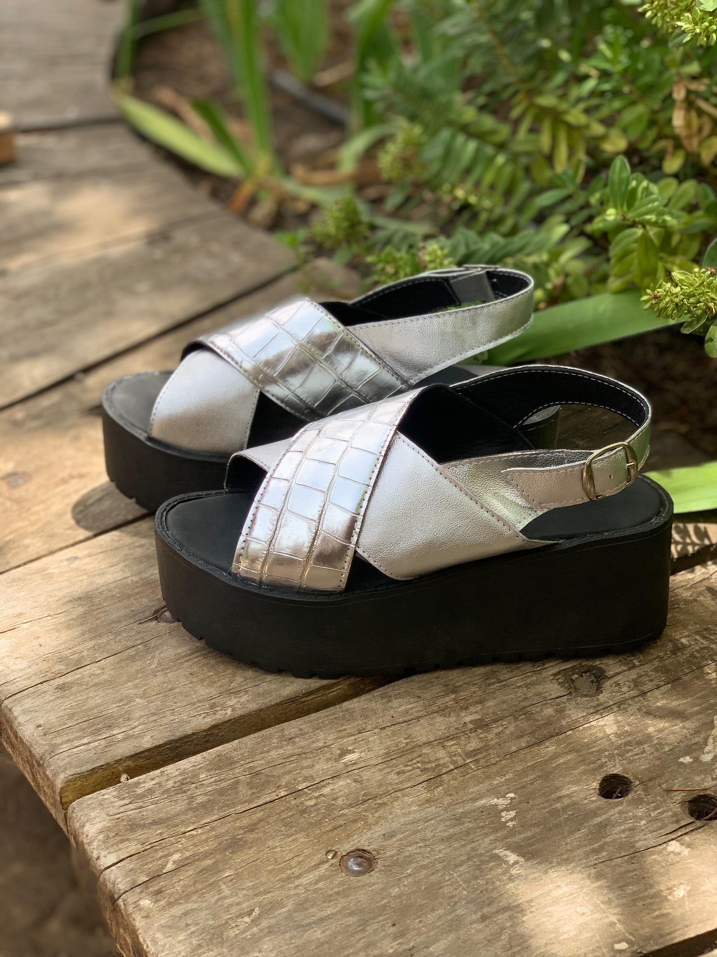 Sandalia Iquitos cuero plata, croco, cruzada alta