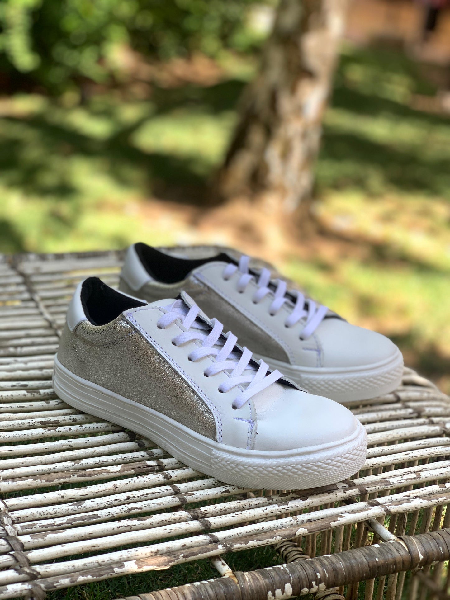Zapatilla Honolulu cuero glitter plata, blanco