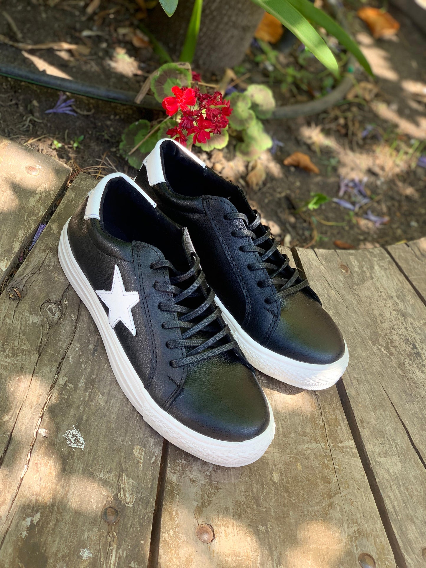 Zapatilla Indianápolis cuero negro estrella blanca