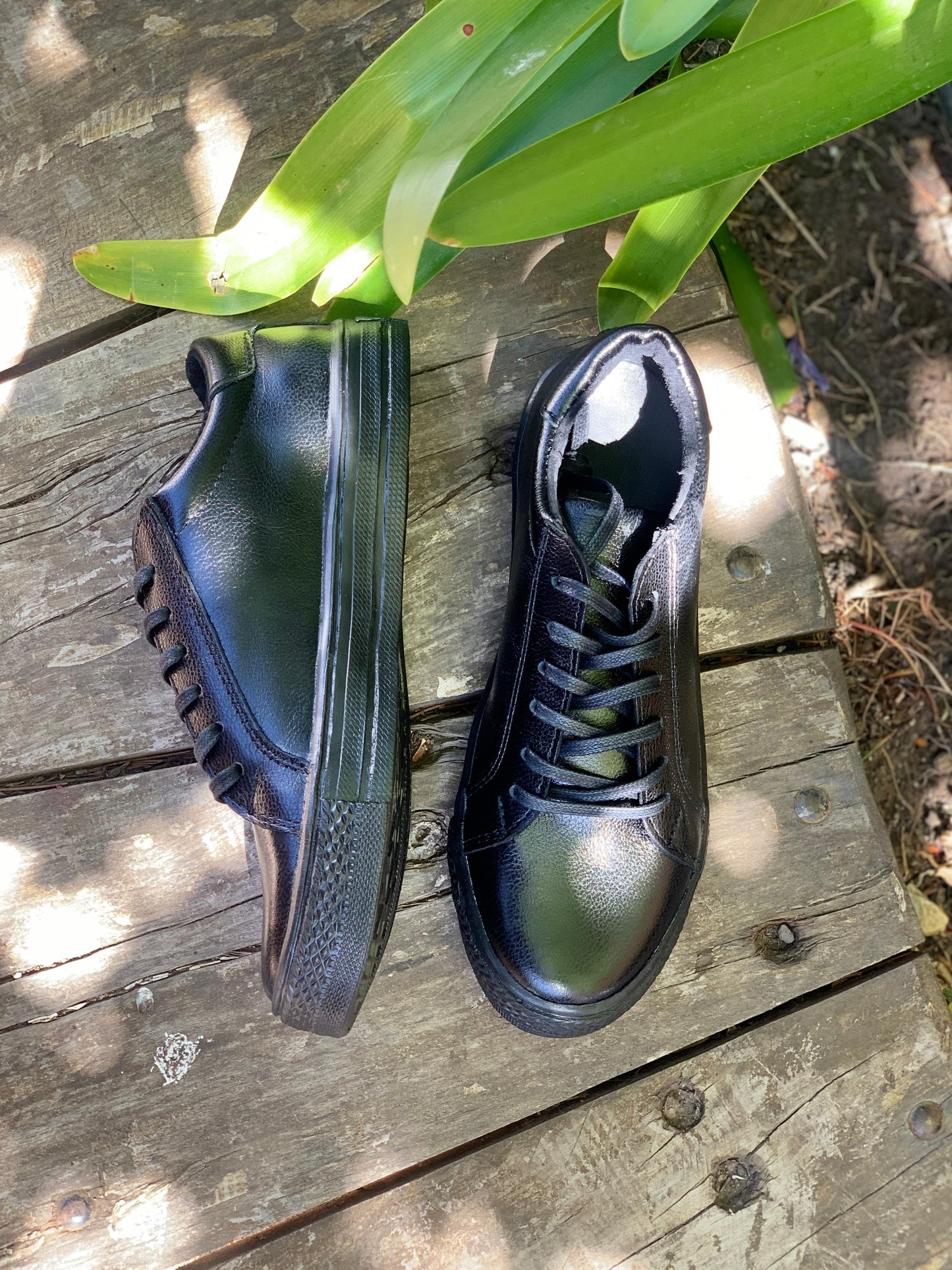 Zapatilla Maryland escolar cuero negro poroso