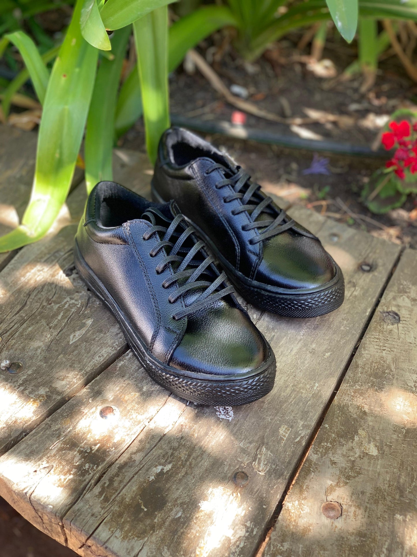 Zapatilla Maryland escolar cuero negro poroso