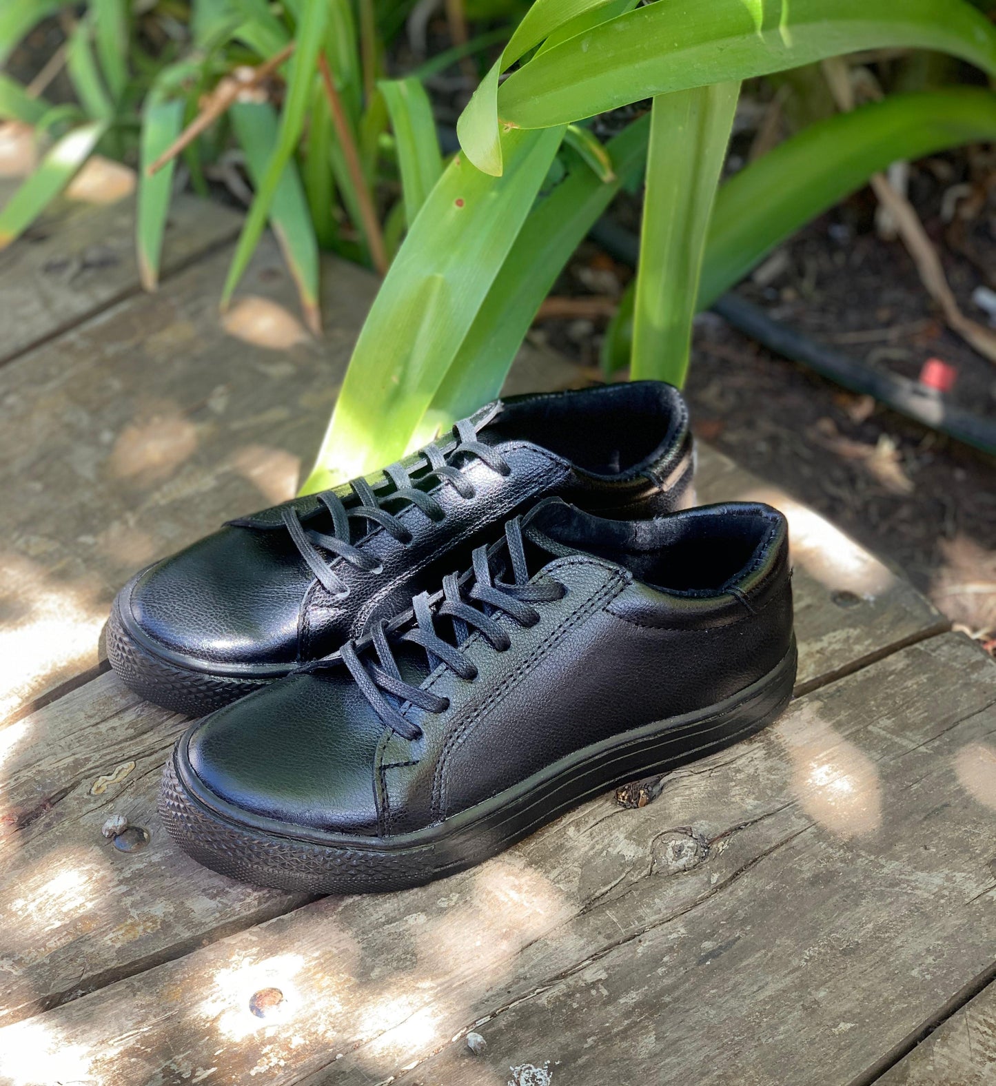 Zapatilla Maryland escolar cuero negro poroso