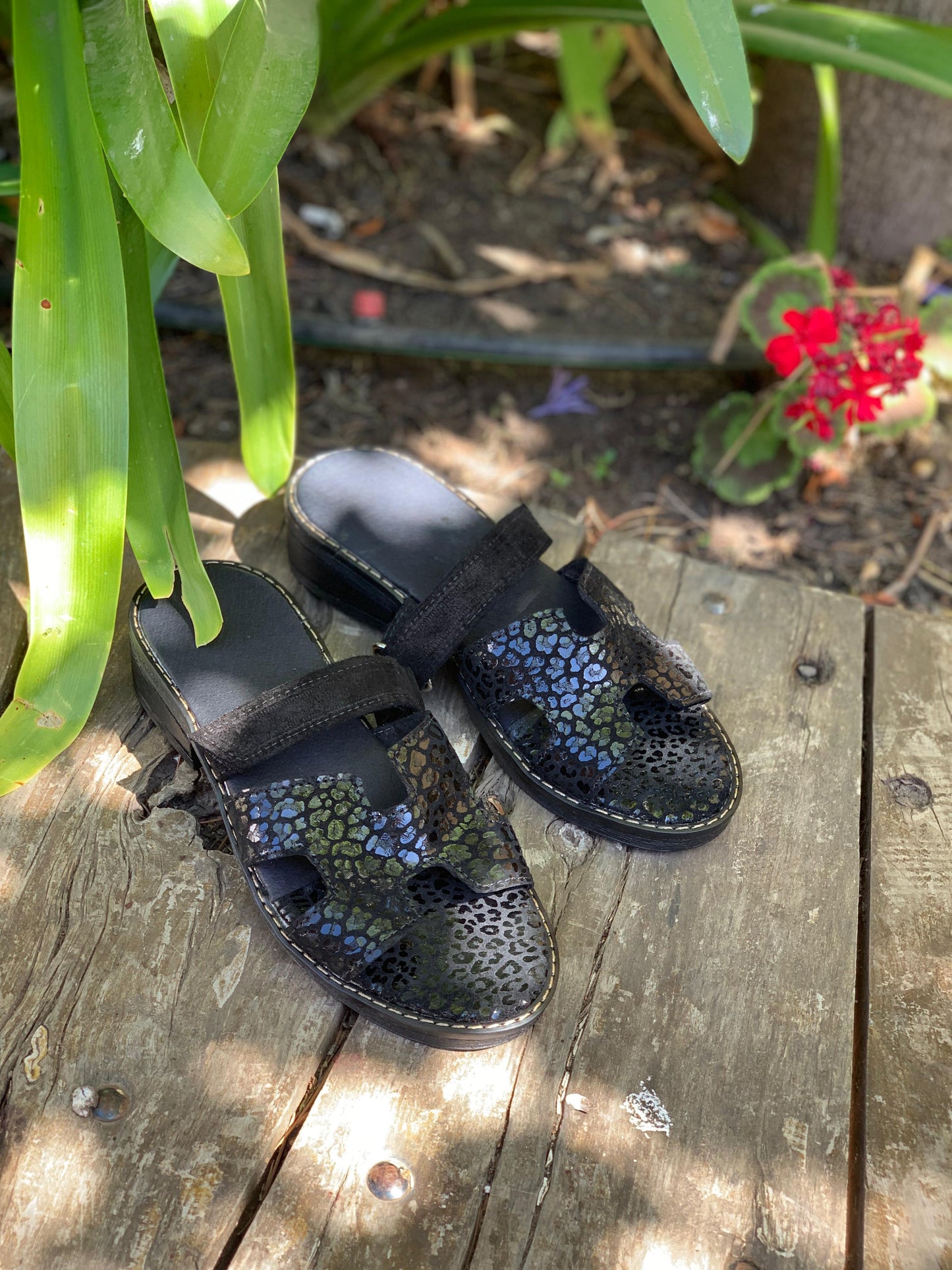 Sandalia Puno cuero negro print, velcro