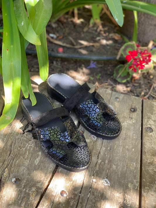 Sandalia Puno cuero negro print, velcro