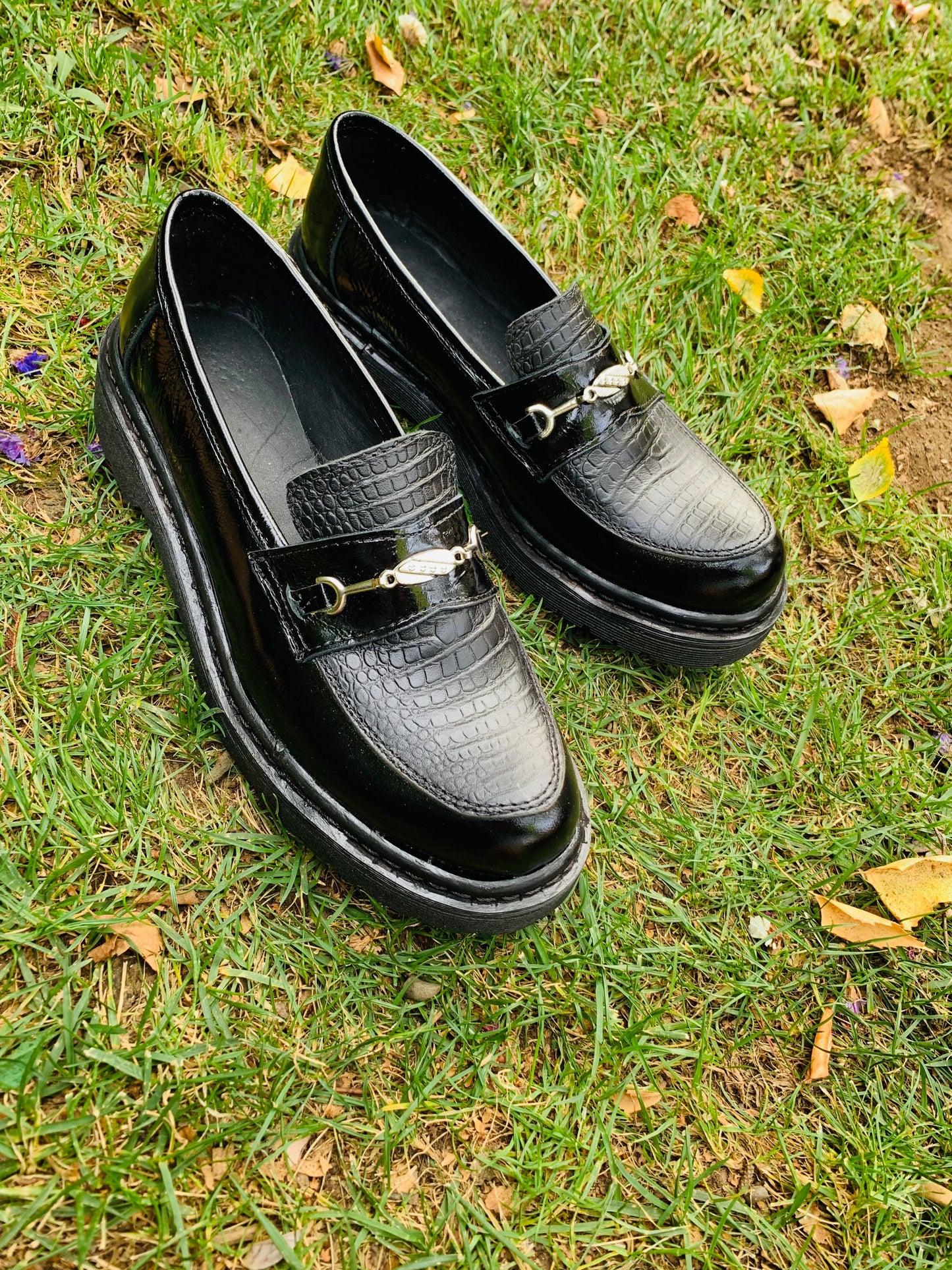 Mocasine Nevada cuero negro richiato, hebilla plata, Bajito