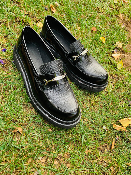 Mocasine Nevada cuero negro richiato, hebilla plata, Bajito