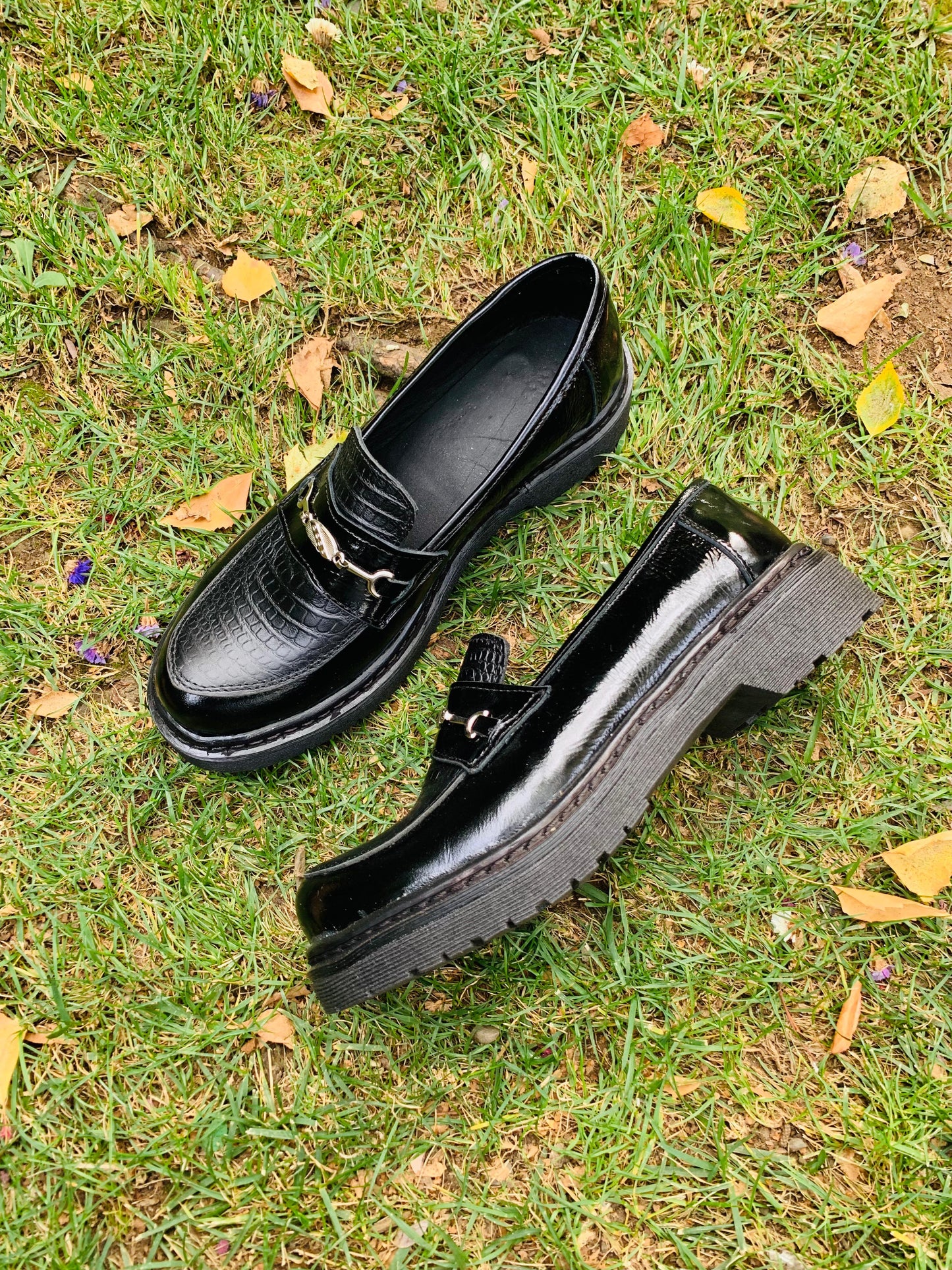 Mocasine Nevada cuero negro richiato, hebilla plata, Bajito