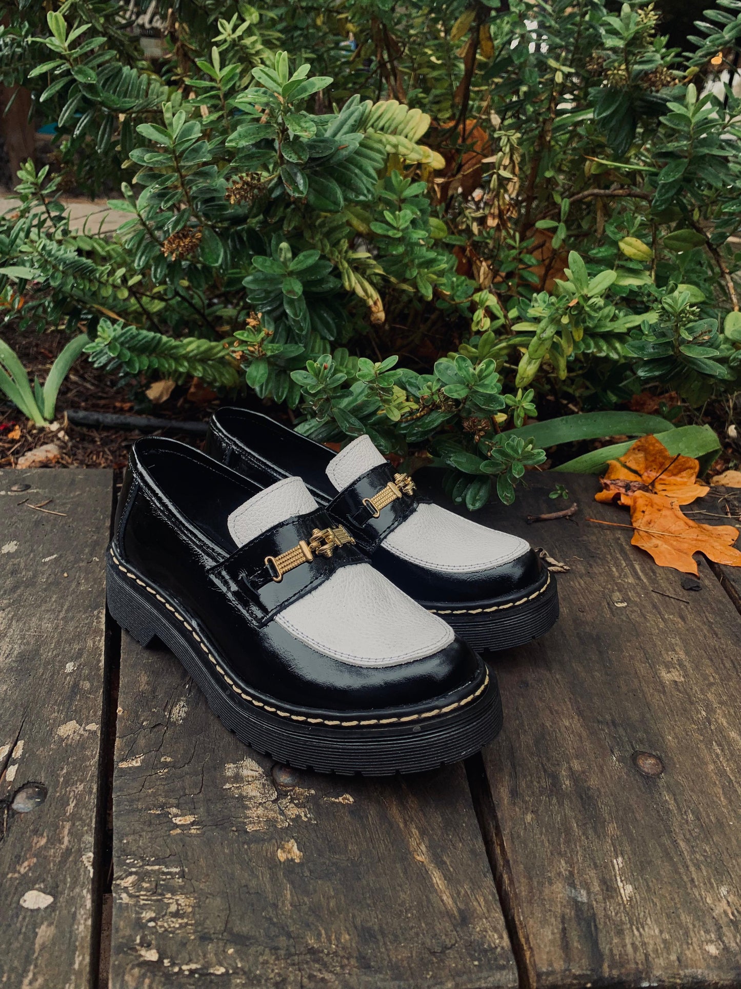 Mocasine Omaha cuero negro richiato, blanco
