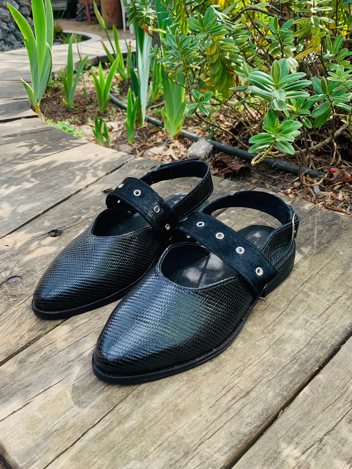 Puntilla Olivia hebilla cuero negro serp c/ pelo y hebilla en talón