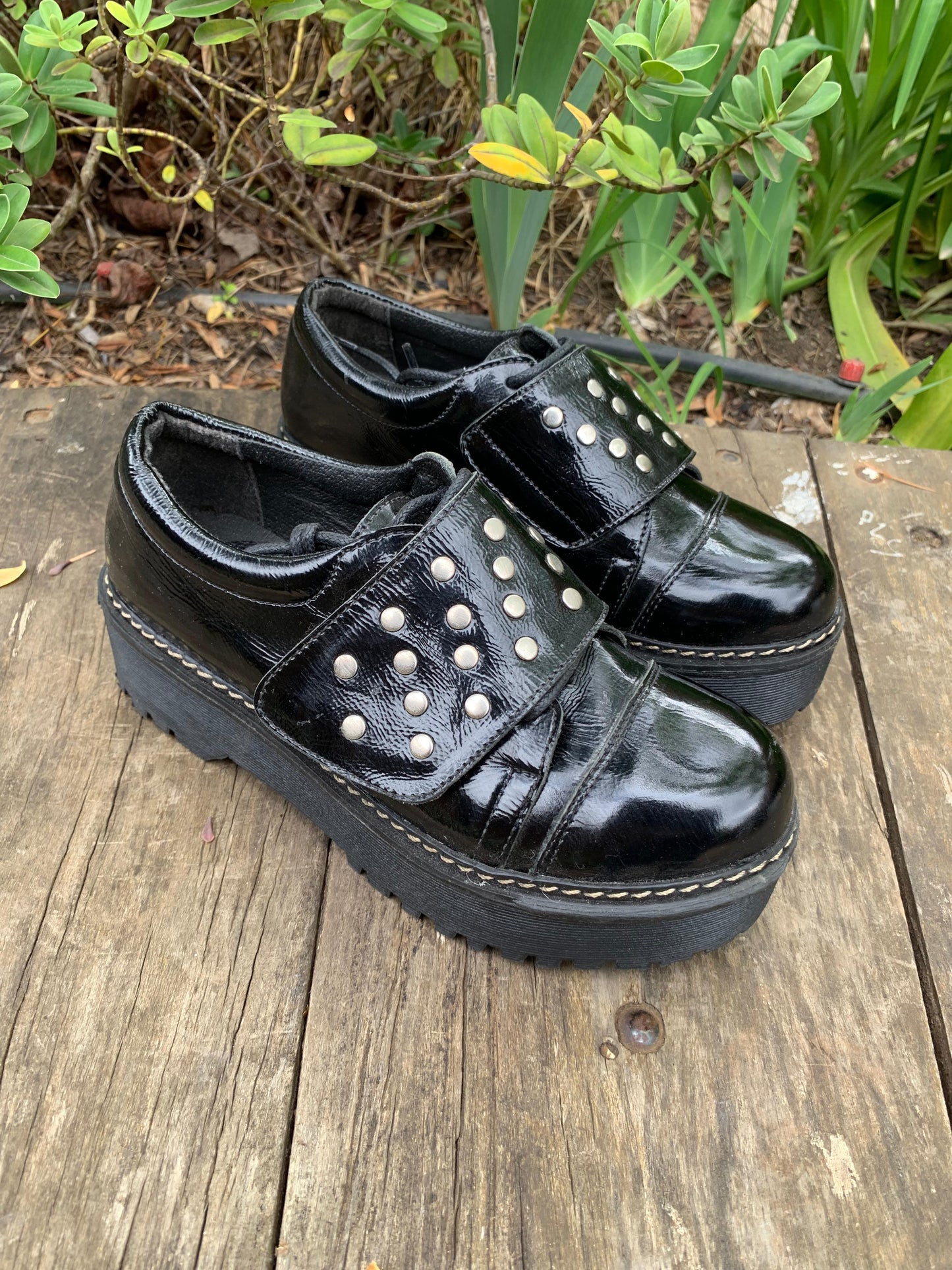Botín Grecia cuero negro richiato c/ cordones, tachas y velcro
