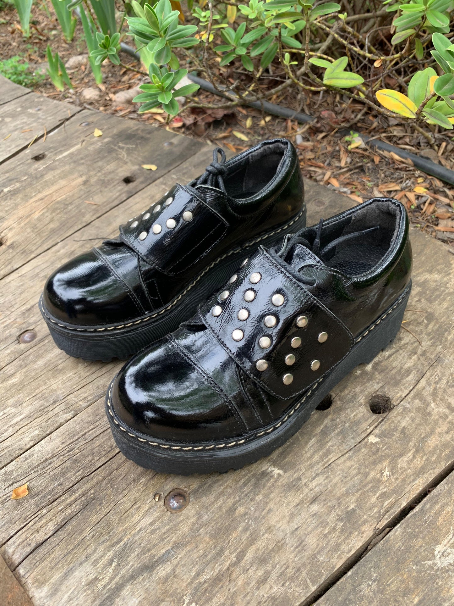 Botín Grecia cuero negro richiato c/ cordones, tachas y velcro