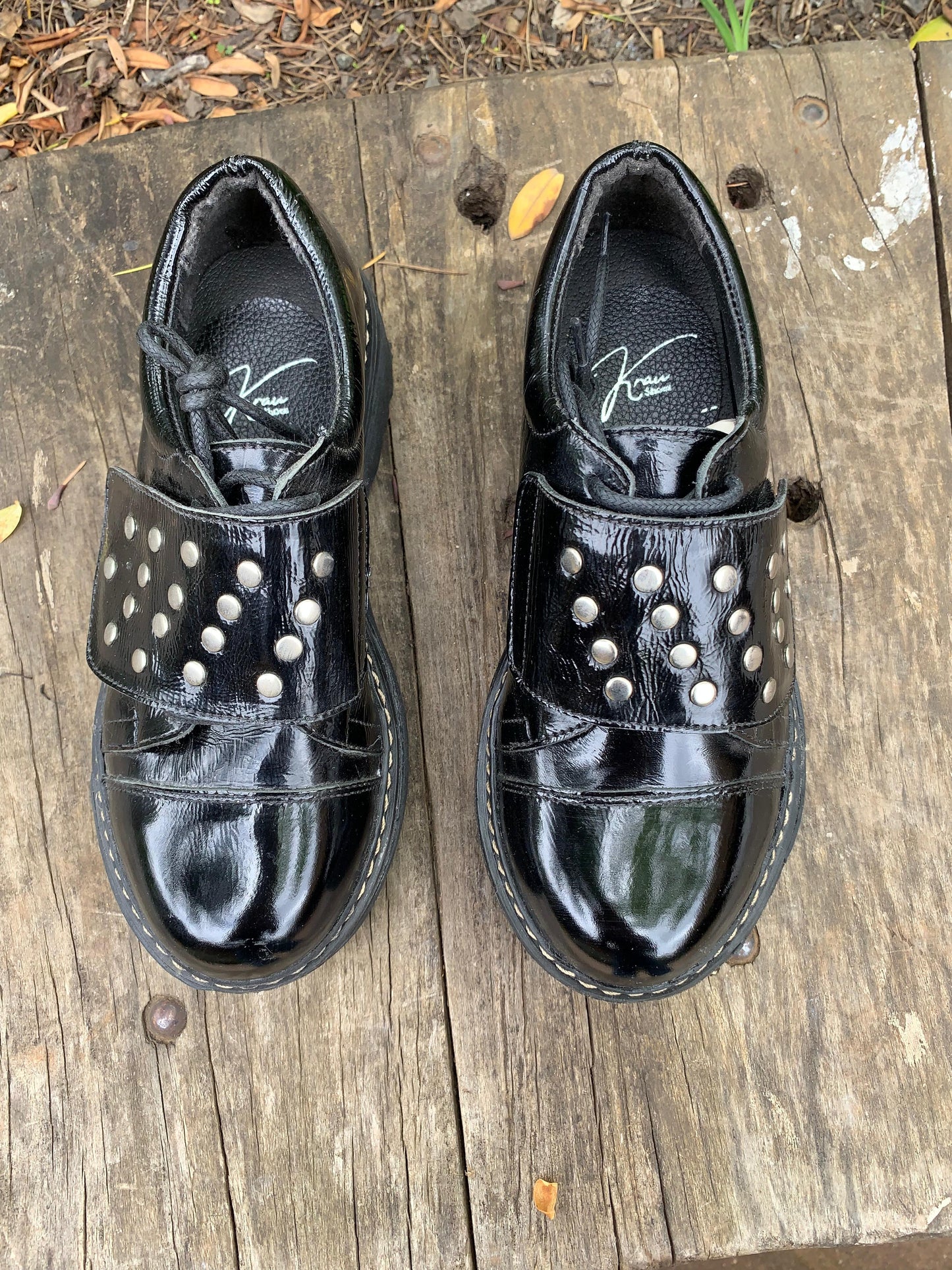 Botín Grecia cuero negro richiato c/ cordones, tachas y velcro