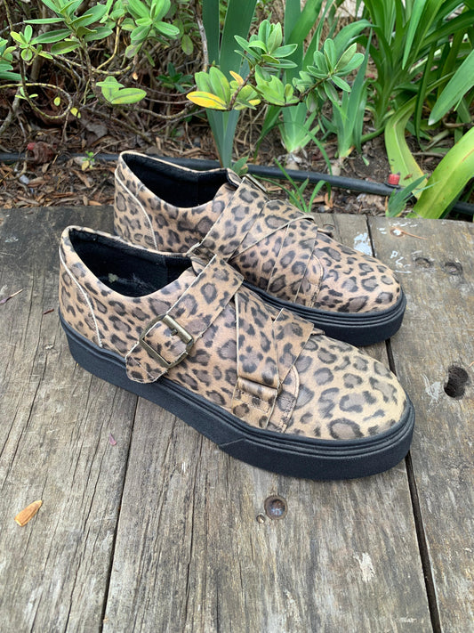 Zapatilla California cuero print con dos hebillas