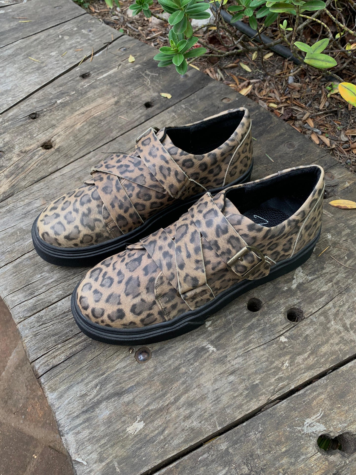Zapatilla California cuero print con dos hebillas
