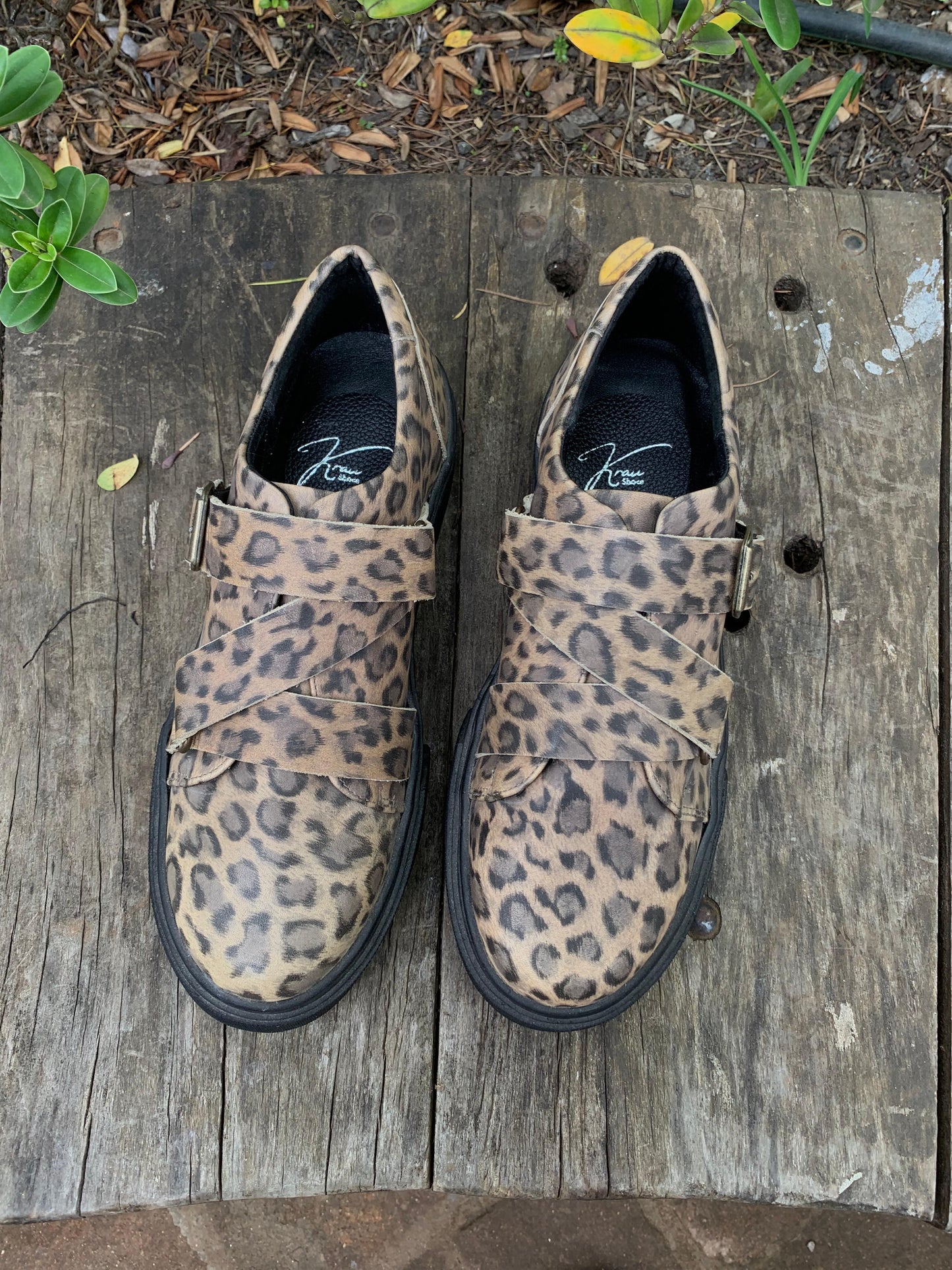 Zapatilla California cuero print con dos hebillas