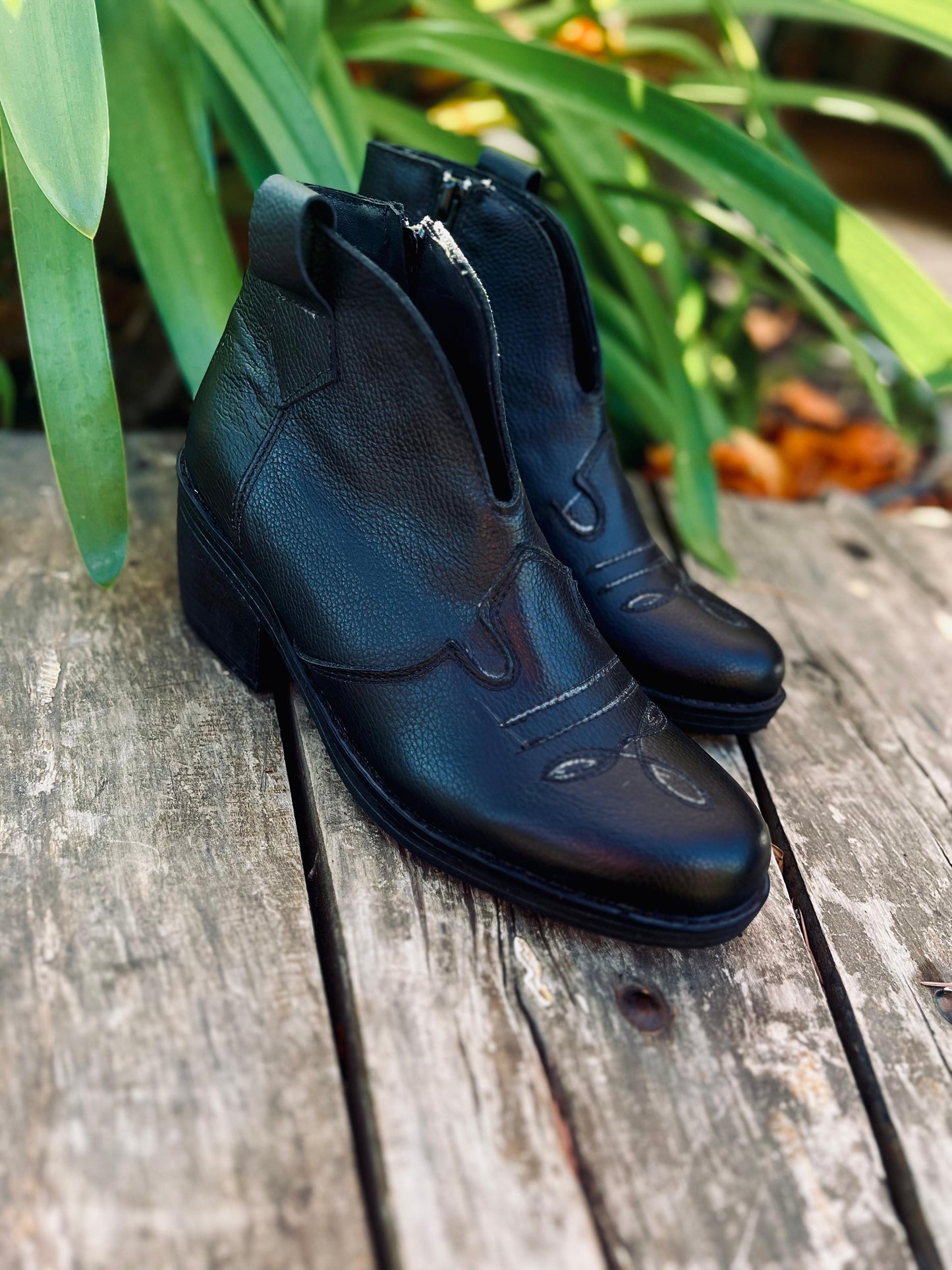 Botín vaquero cuero negro poroso