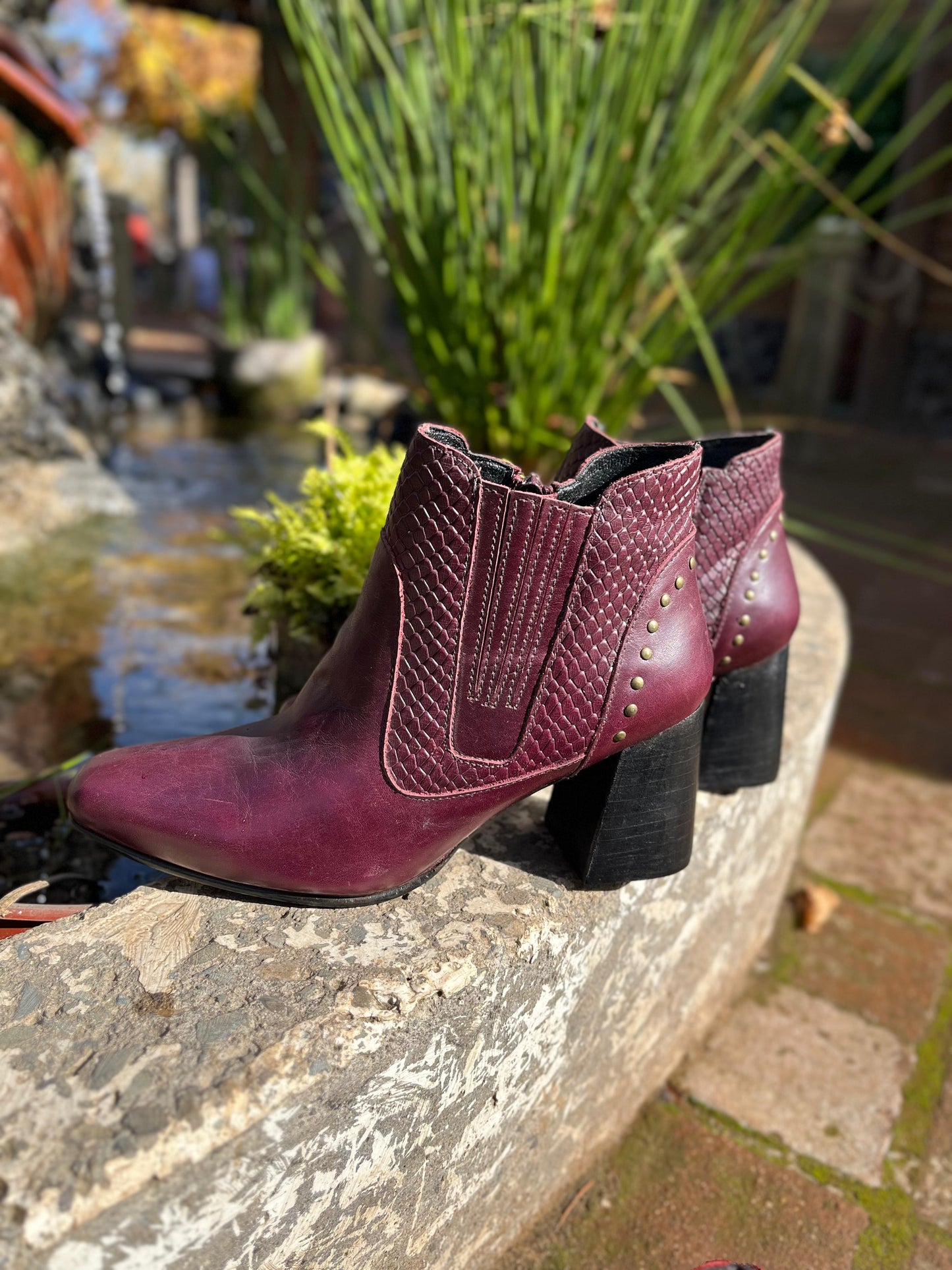 Botín Malmo con taco alto cuero morado serp
