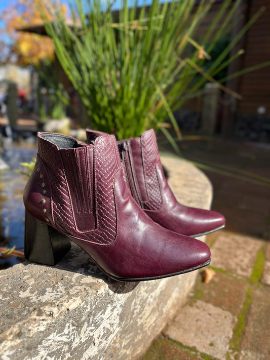 Botín Malmo con taco alto cuero morado serp