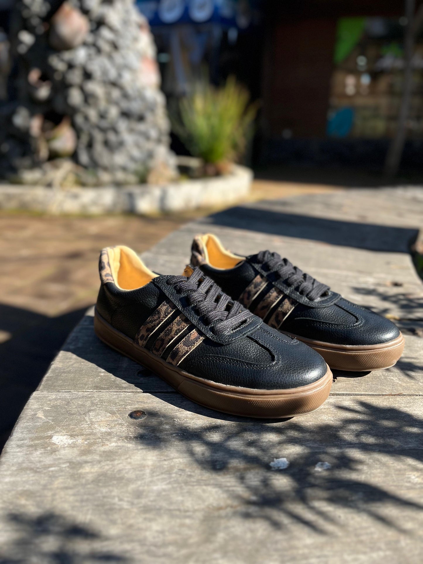 Zapatilla samba cuero negro poroso c/ print