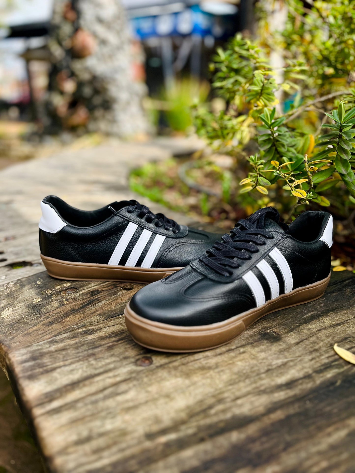 Zapatilla samba cuero negro poroso c/blanco