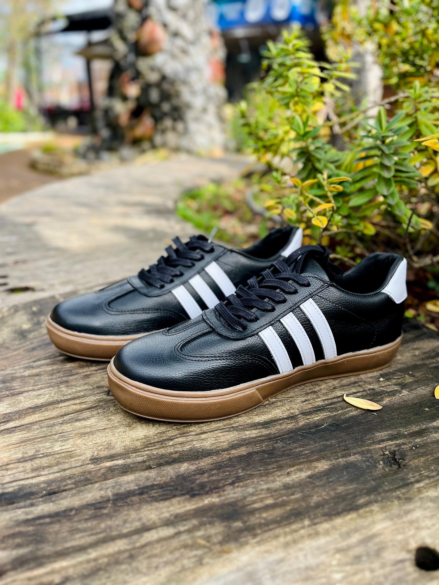Zapatilla samba cuero negro poroso c/blanco