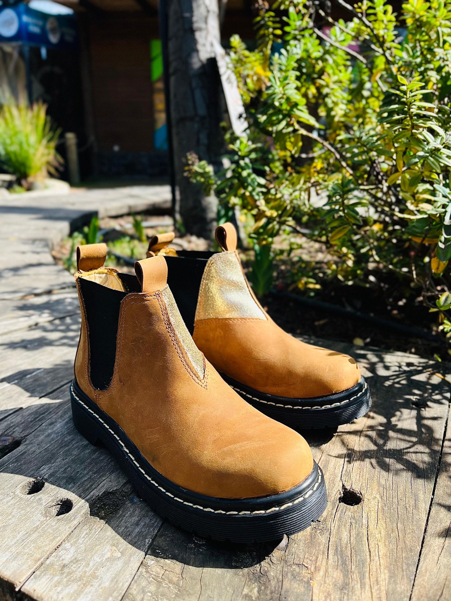 Botín chelsie Bután cuero camel engrasado c/dorado
