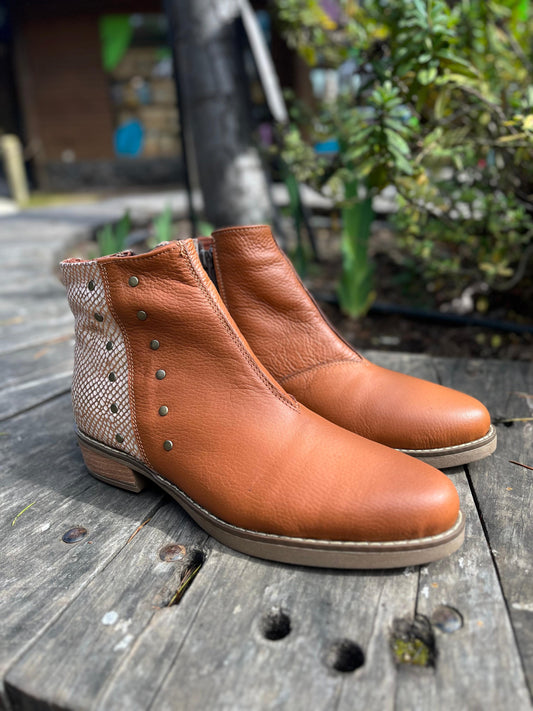 Botín carola cuero camel c/dorado