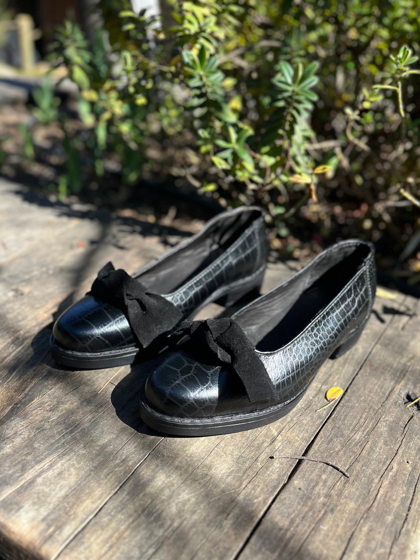 Babucha Alemania cuero negro Croco c/lazo