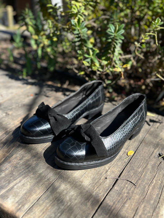 Babucha Alemania cuero negro Croco c/lazo
