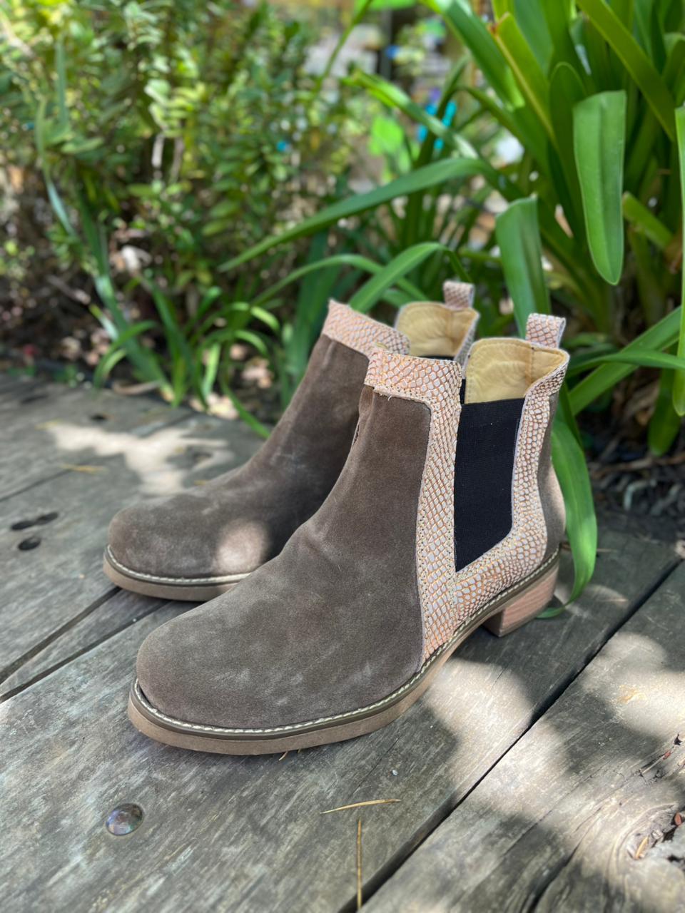 Botín chelsie cuero reno taupe c/dorado serp