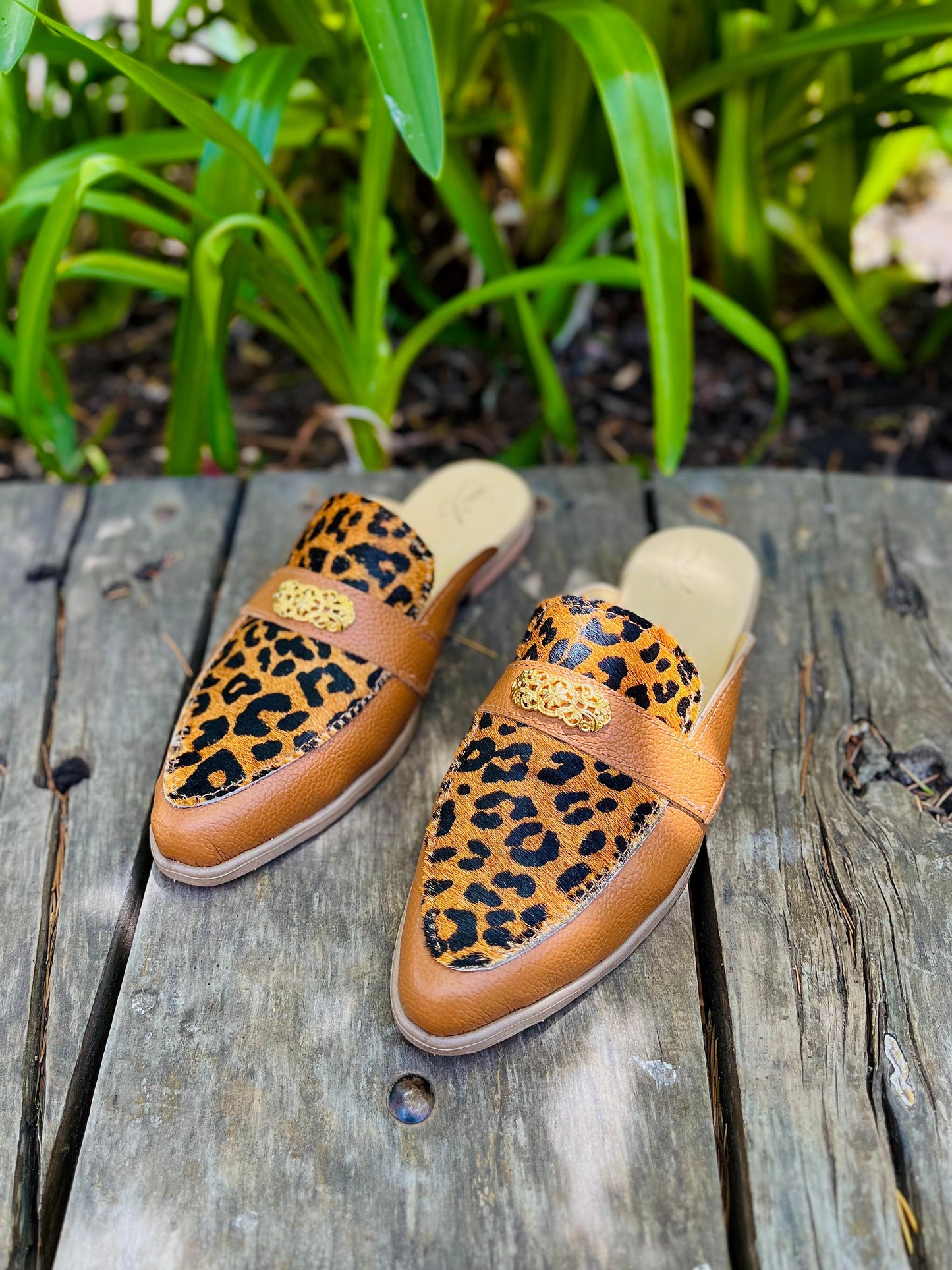 Puntilla Estefi cuero camel c/pelo print y hebilla