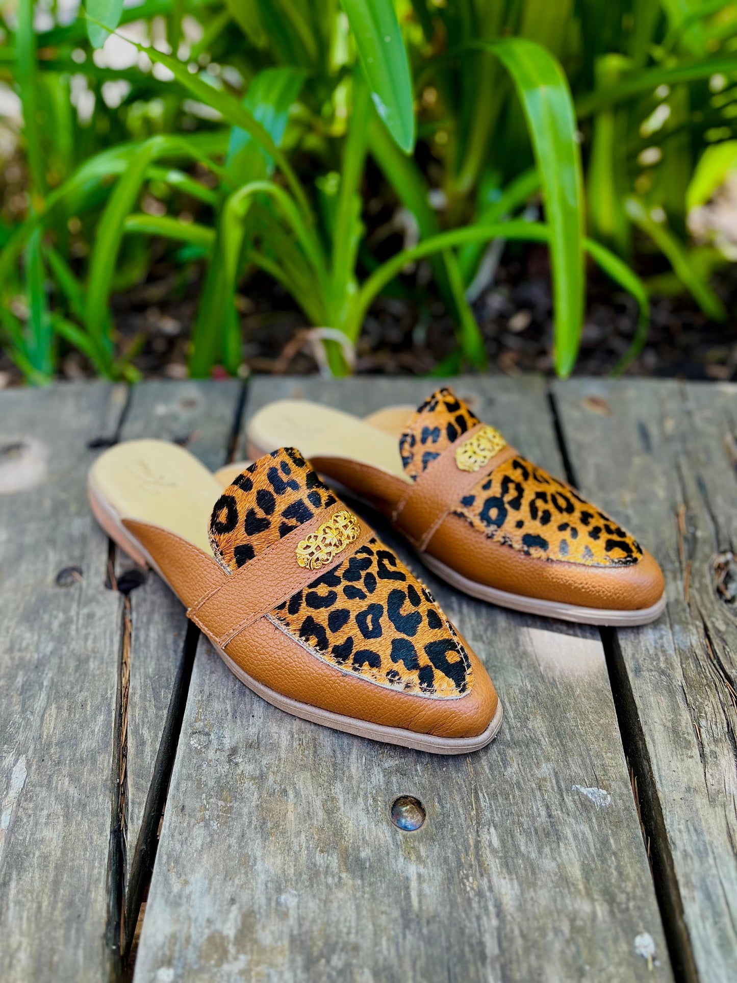 Puntilla Estefi cuero camel c/pelo print y hebilla