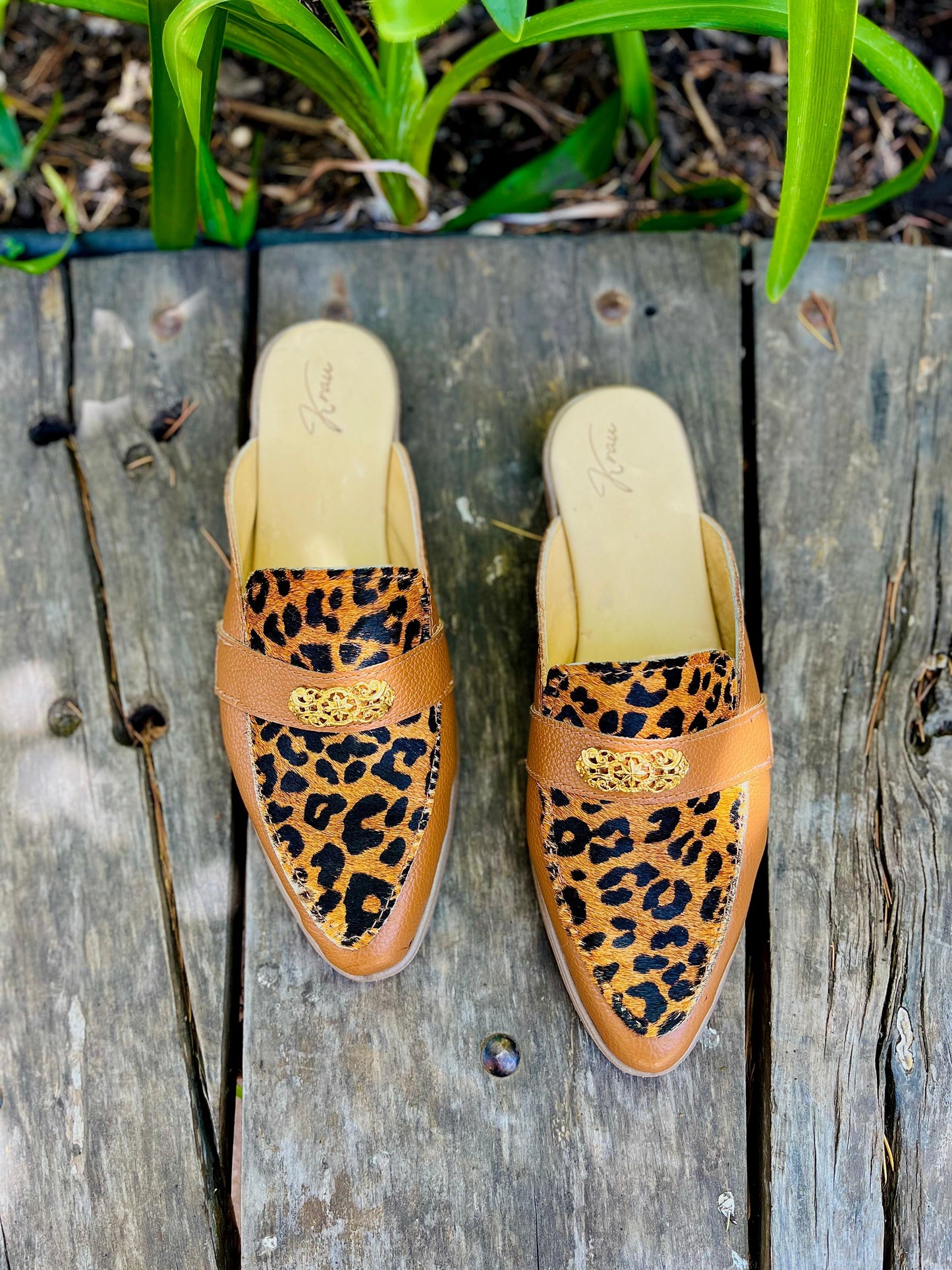 Puntilla Estefi cuero camel c/pelo print y hebilla