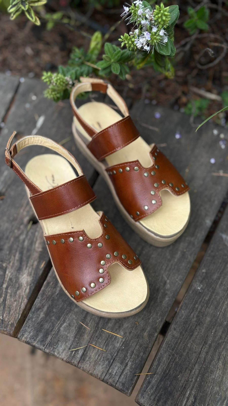Sandalia Clarisa cuero coñac c/tachas