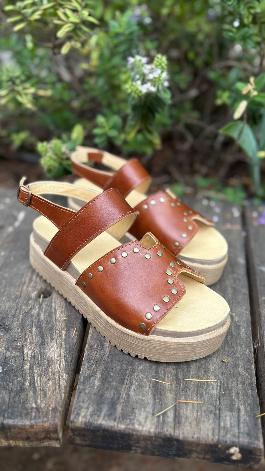 Sandalia Clarisa cuero coñac c/tachas
