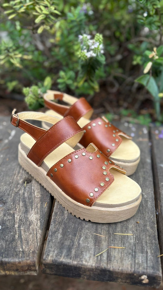 Sandalia Clarisa cuero coñac c/tachas