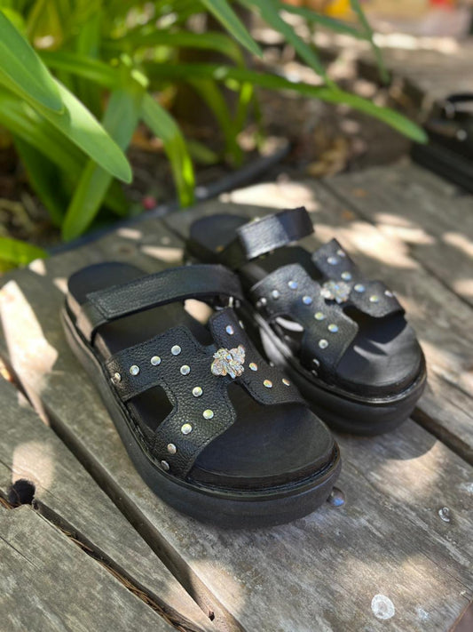 Sandalia Melisa cuero negro tachas y velcro