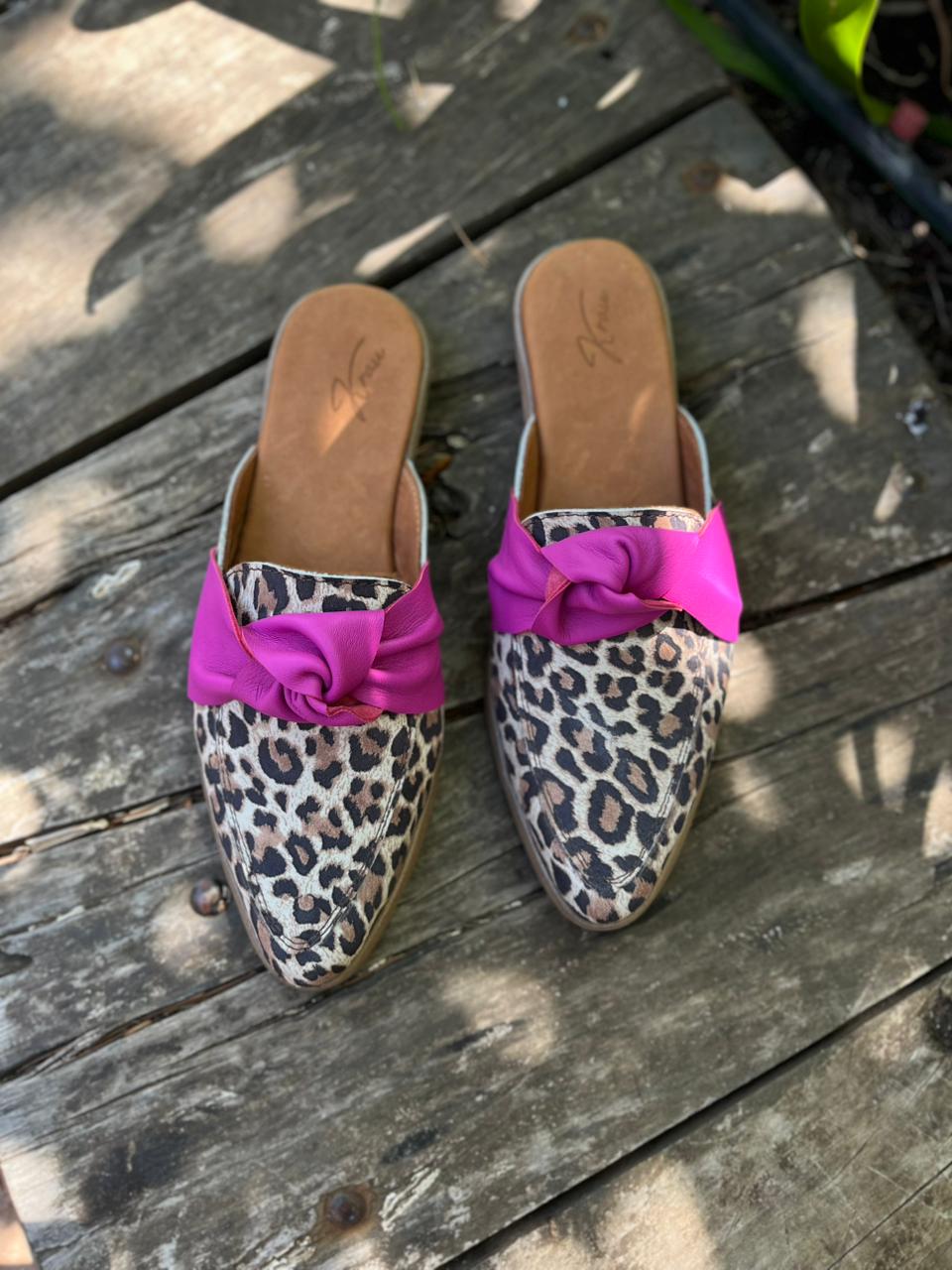 Puntilla dayana cuero print c/roseton empeine fucsia