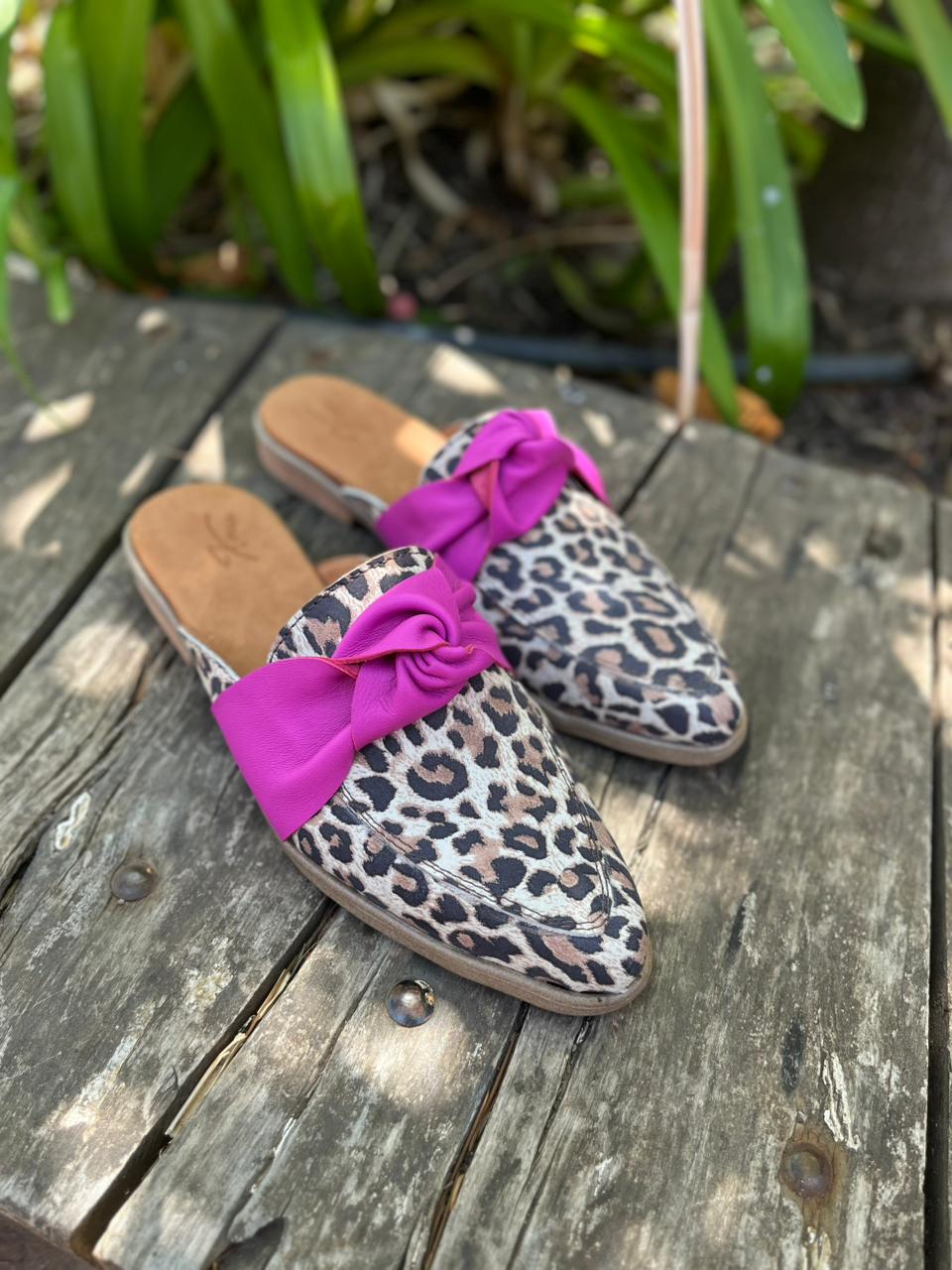 Puntilla dayana cuero print c/roseton empeine fucsia