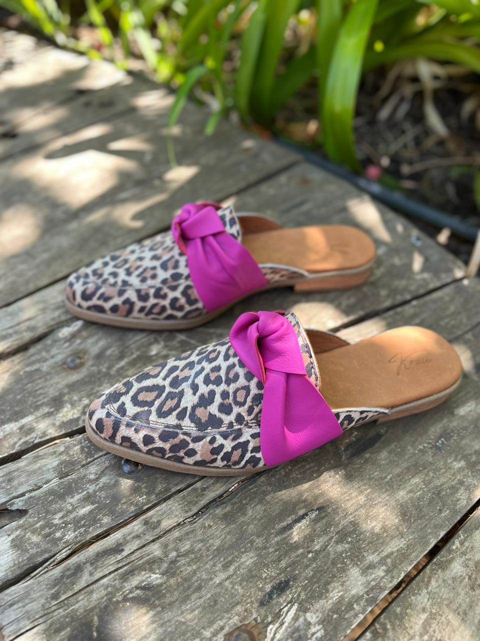 Puntilla dayana cuero print c/roseton empeine fucsia