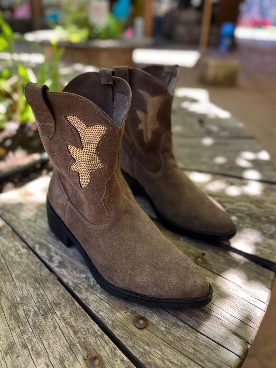 Bota vaquera Dafne cuero reno taupe c/dorado
