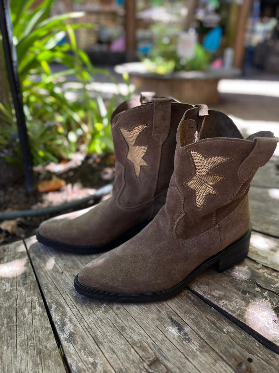 Bota vaquera Dafne cuero reno taupe c/dorado