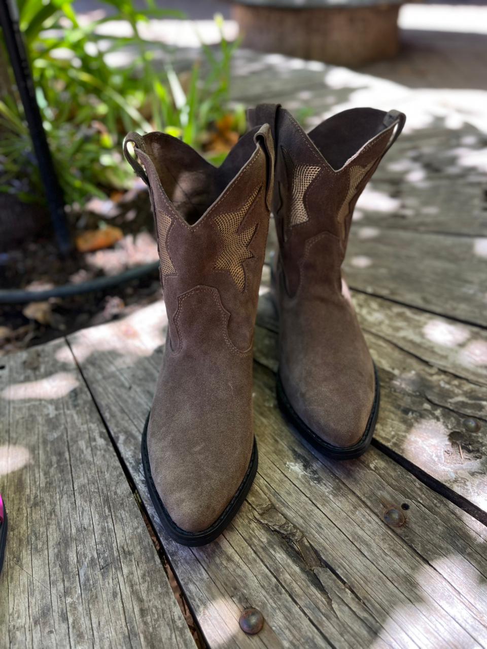 Bota vaquera Dafne cuero reno taupe c/dorado