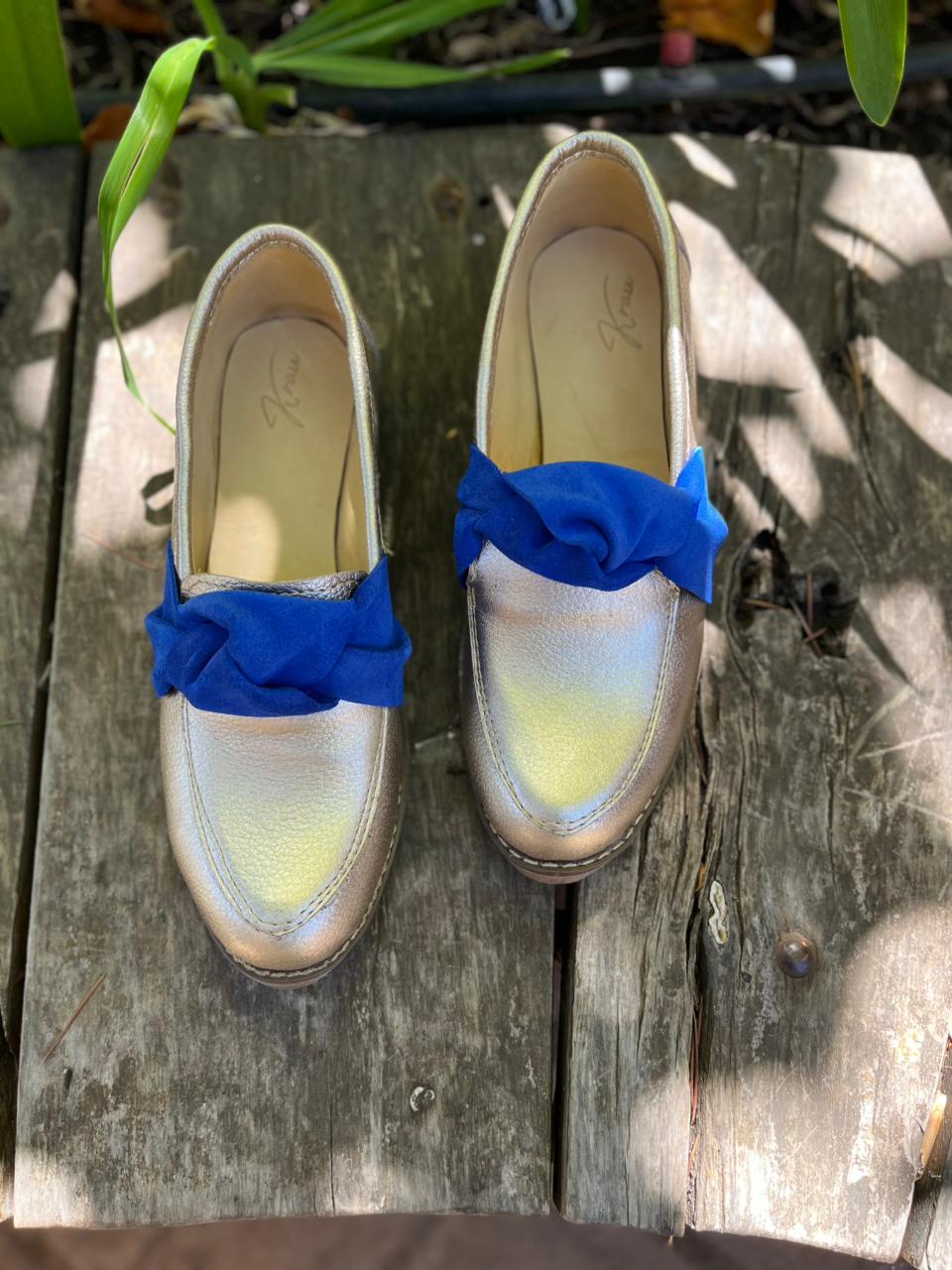 Mocasine Camila cuero dorado c/rosetón reno azul
