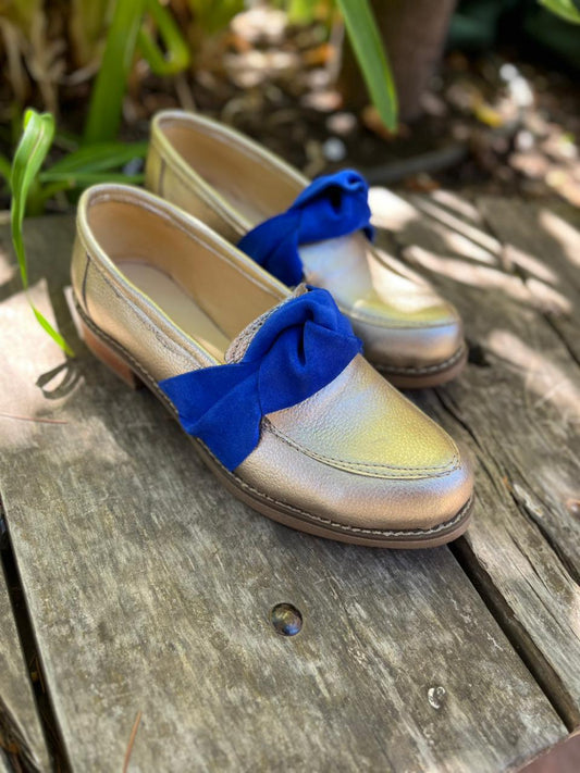 Mocasine Camila cuero dorado c/rosetón reno azul