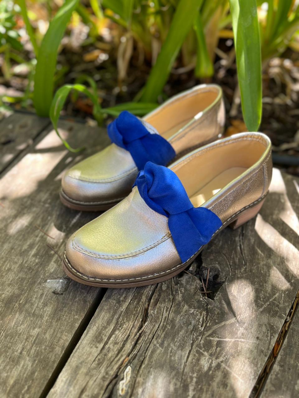 Mocasine Camila cuero dorado c/rosetón reno azul