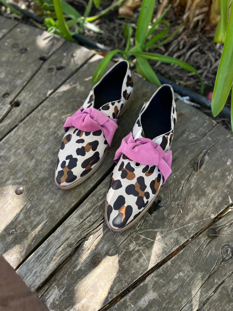 Babucha Roxana cuero print c/rosetón reno rosado