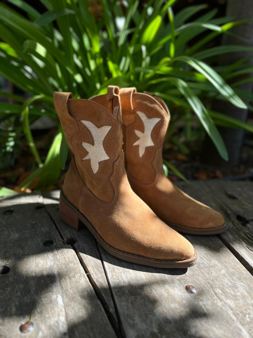 Bota vaquera cuero reno camel c/dorado