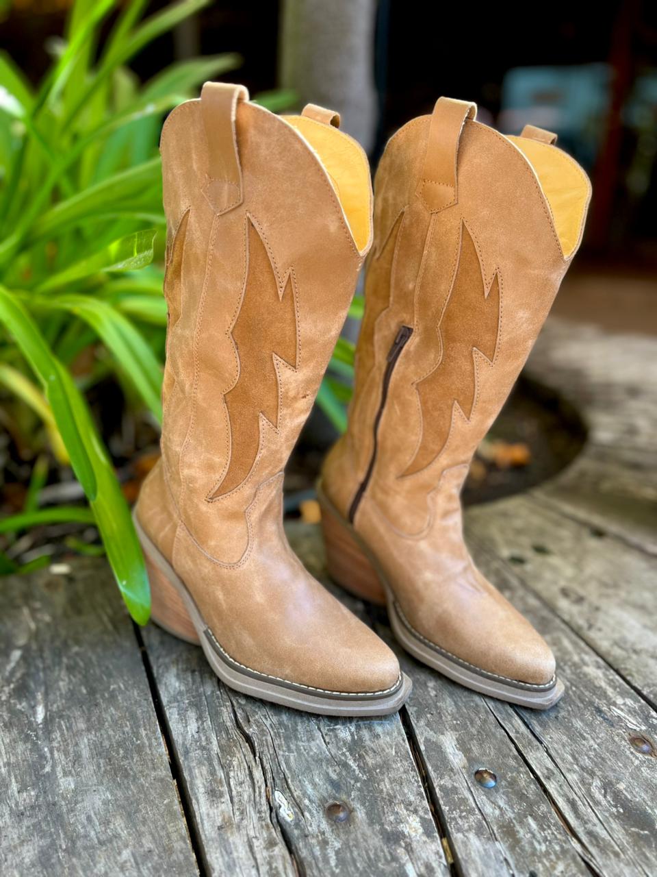 Bota vaquera cuero camel c/rayo reno camel
