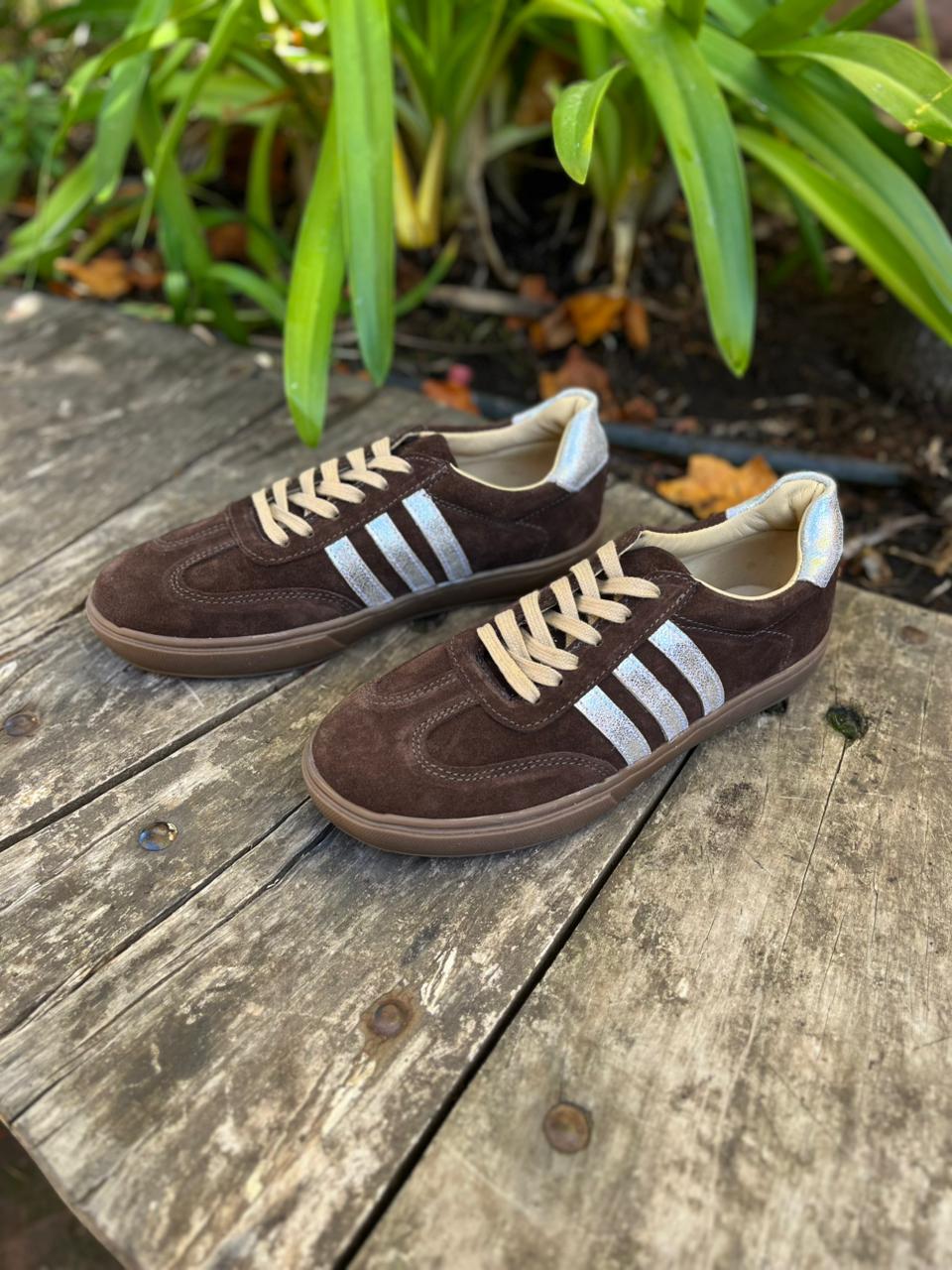 Zapatilla samba cuero reno chocolate c/dorado